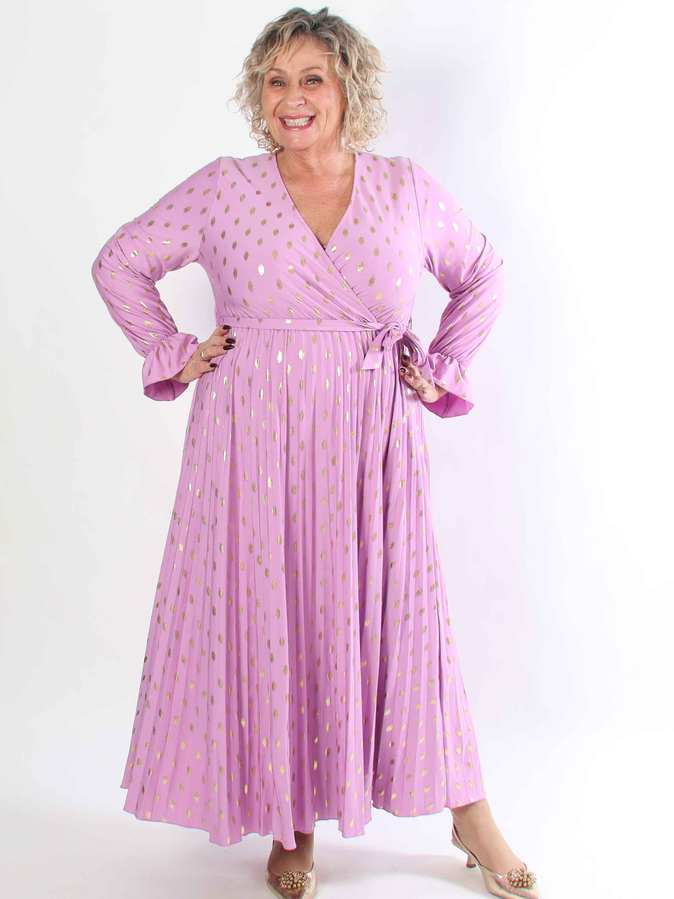 Silvija Dot - Lang plus size kjole med guld dutter og plisseret skørt